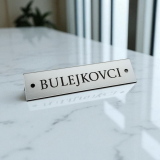 Úzká jmenovka s dírkami 8 × 2 cm