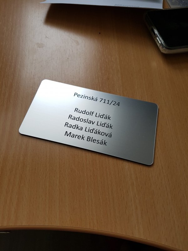 tabuľka na dvere