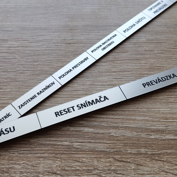proužky štítků na ovládací panel stroje