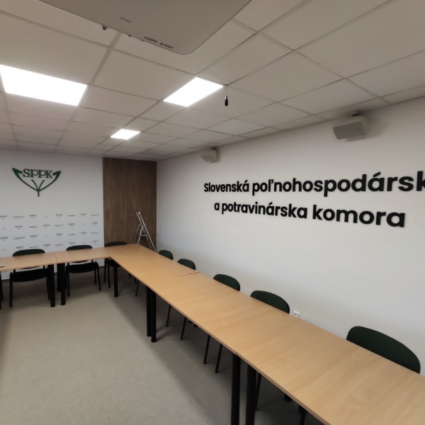 čierne logo na stenu