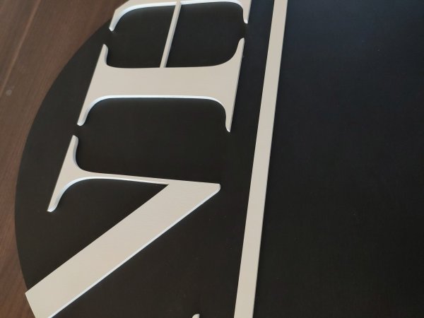 drevené logo na stenu