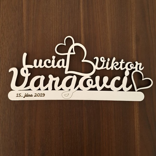 vyrezavané mená na stôl