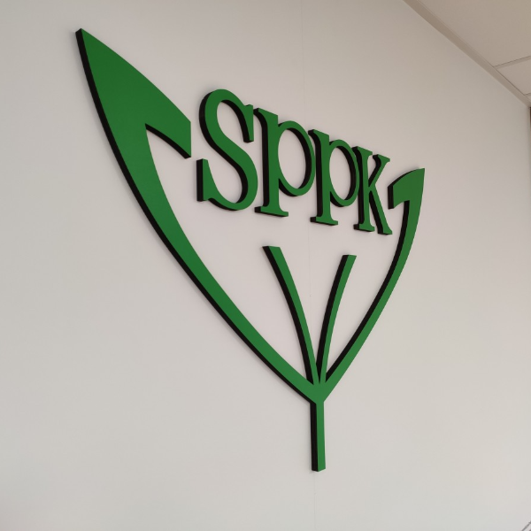 farebné logo na stenu