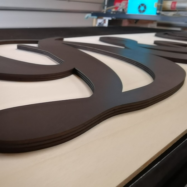 farebné logo firmy na stenu