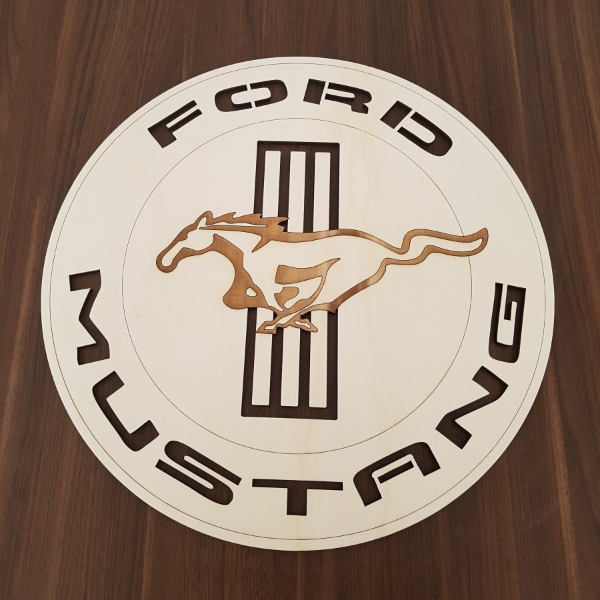 logo automobilky na stenu