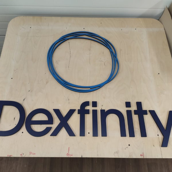 logo dizajn na stenu
