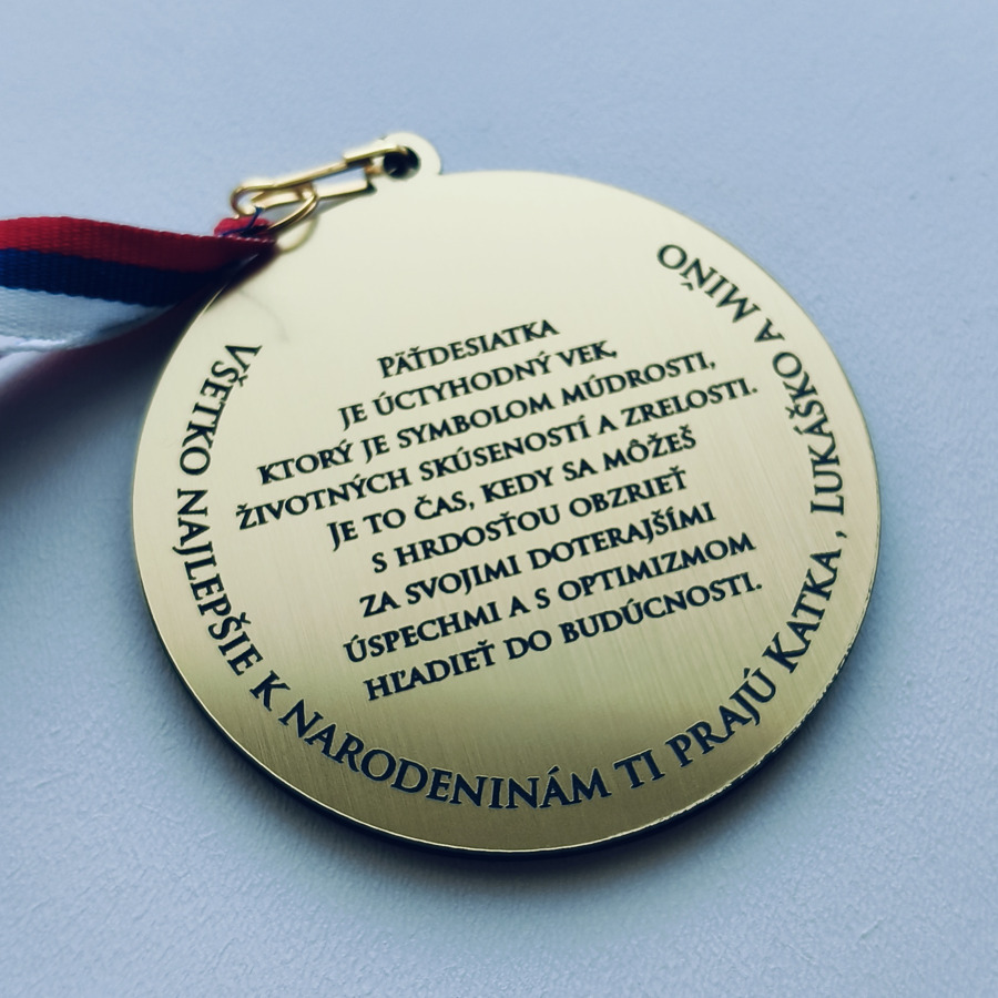 Medaile se stuhou – zadní strana s blahopřáním k narozeninám