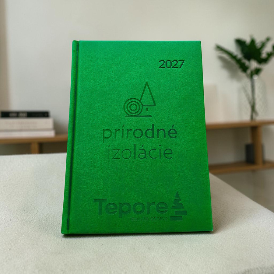 zelený denní diář 2027 s gravírovaným logem firmy