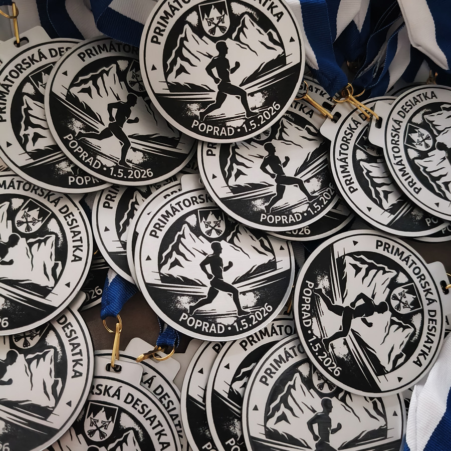 Hromada personalizovaných medailí s běžcem a horami