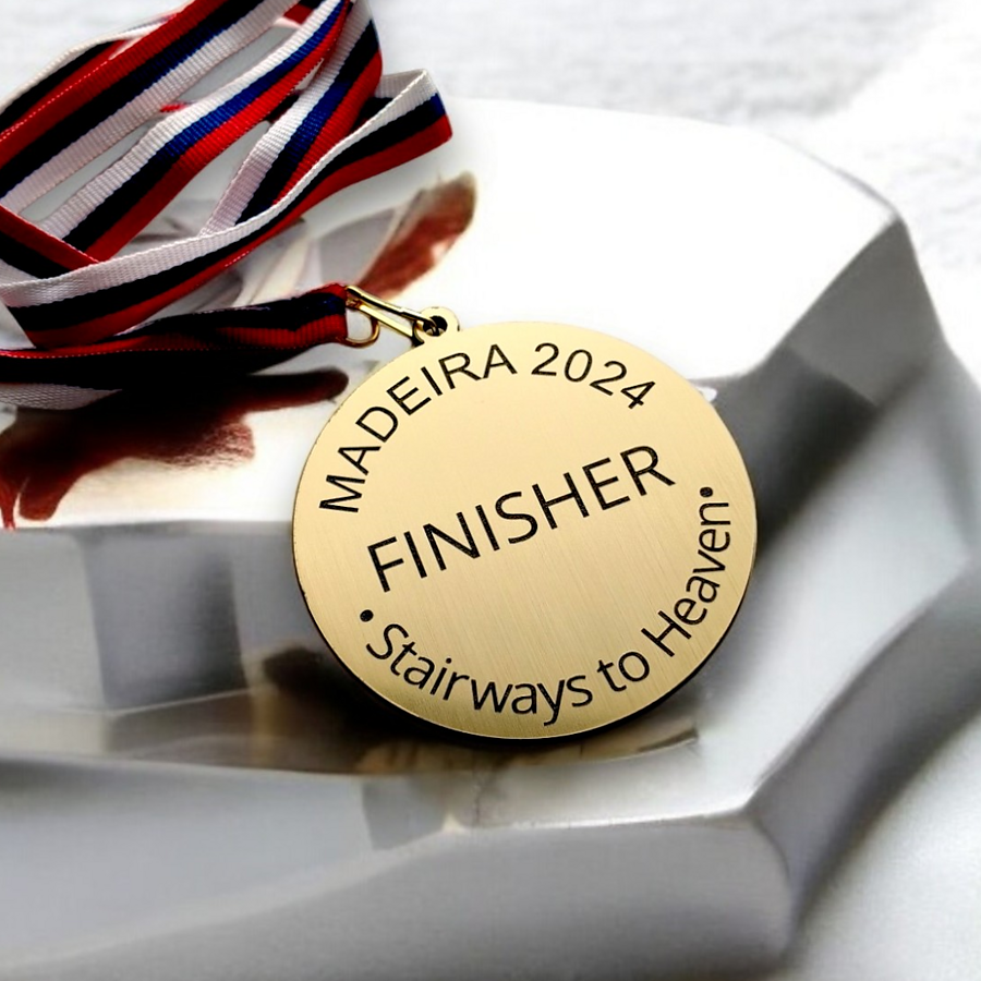 Finisher medaile se stuhou z běžeckého závodu