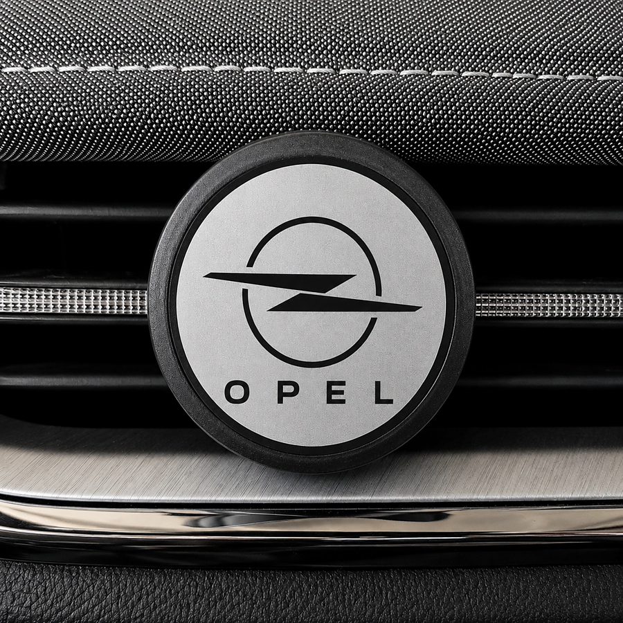 černý osvěžovač vzduchu s logem Opel