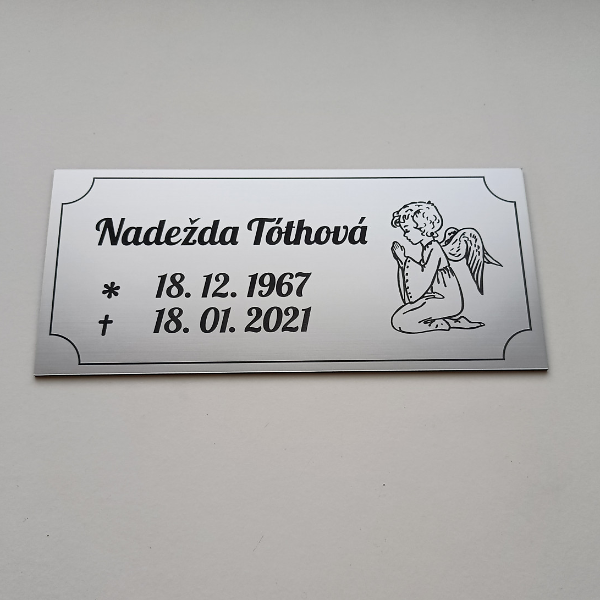 stříbrná tabulka na hrob s klečícím andílkem a rámečkem