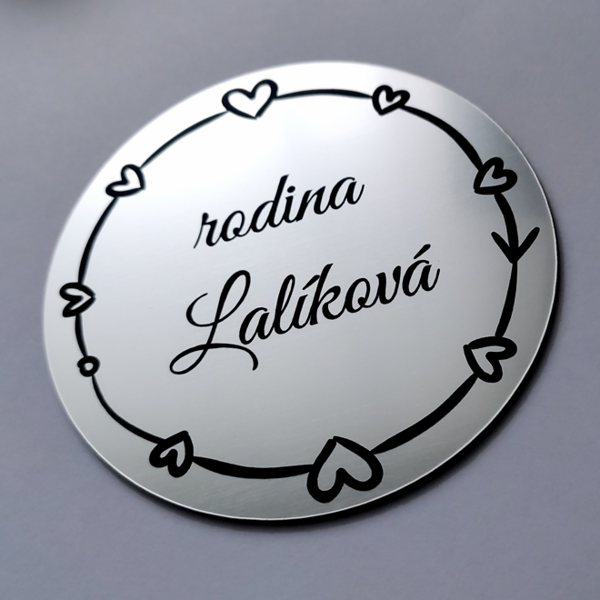 stříbrná kulatá jmenovka se srdíčky