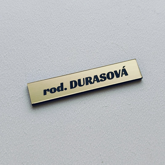 zlatá malá jmenovka na schránku 5 × 1 cm
