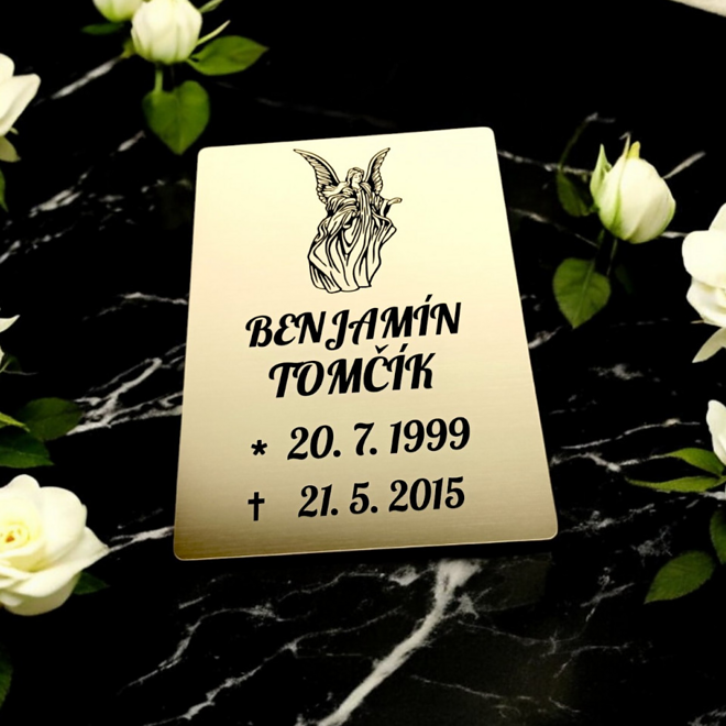 zlatá svislá tabulka na hrob s andělem a bílými růžemi