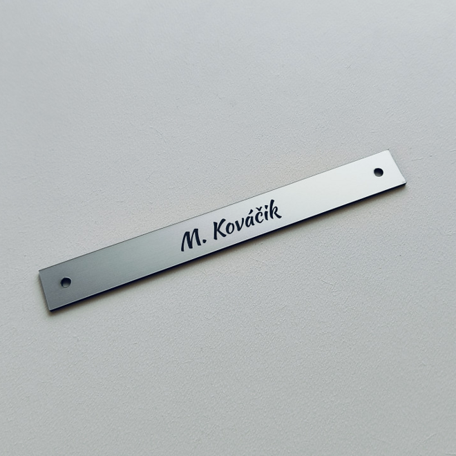 stříbrná úzká jmenovka s dírkami 13 × 1,5 cm