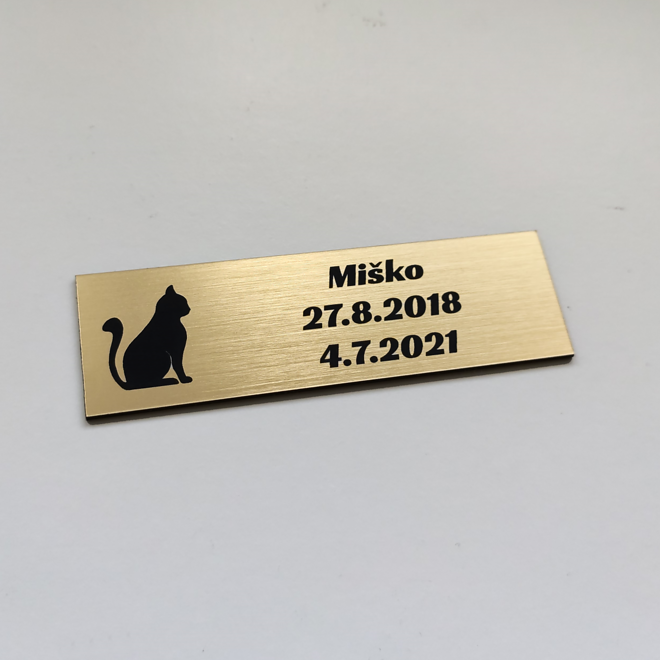 zlatá jmenovka Sfinga cat se sedící kočkou a daty