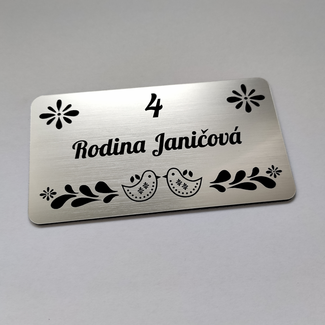 stříbrná jmenovka Folk 1 s lidovým ornamentem a číslem