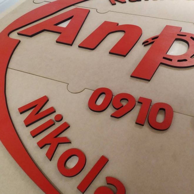 Vyřezávané logo v barvě