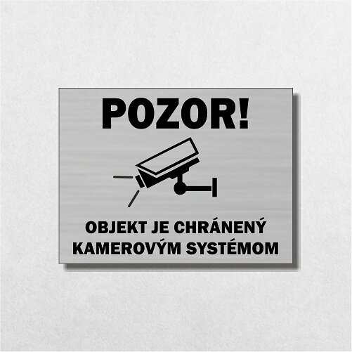stříbrná tabulka Pozor! Objekt je chráněn kamerovým systémem