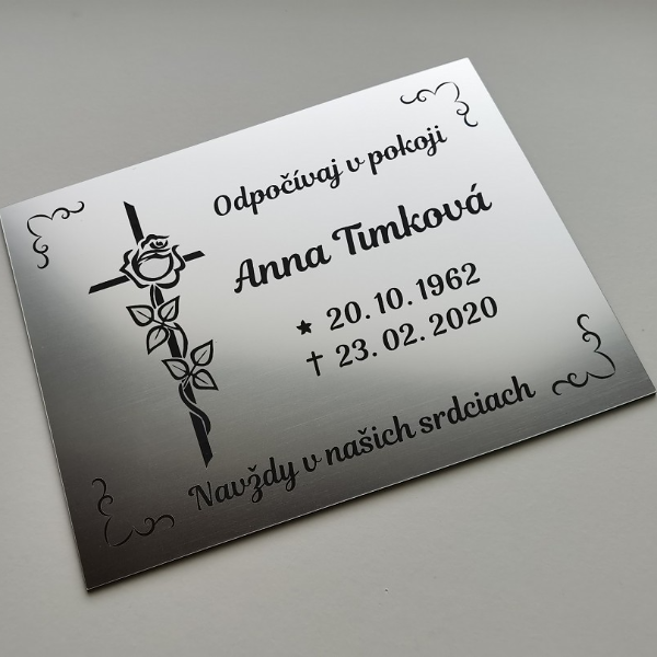 stříbrná tabulka na hrob s růží na kříži