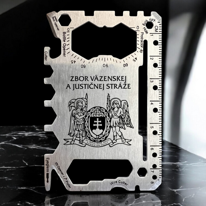 Nerezová multitool karta s gravírovaným znakem slovenského Sboru vězeňské a justiční stráže na černém mramoru