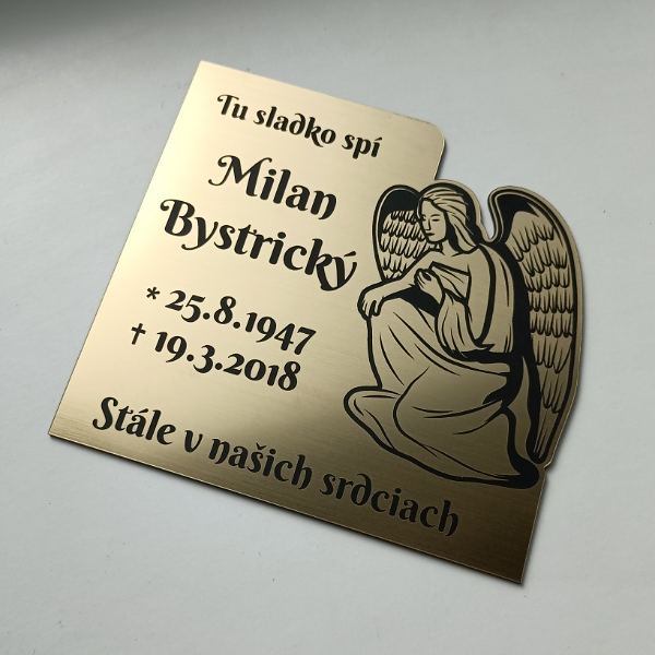 zlatá tvarovaná tabulka na hrob s andělem