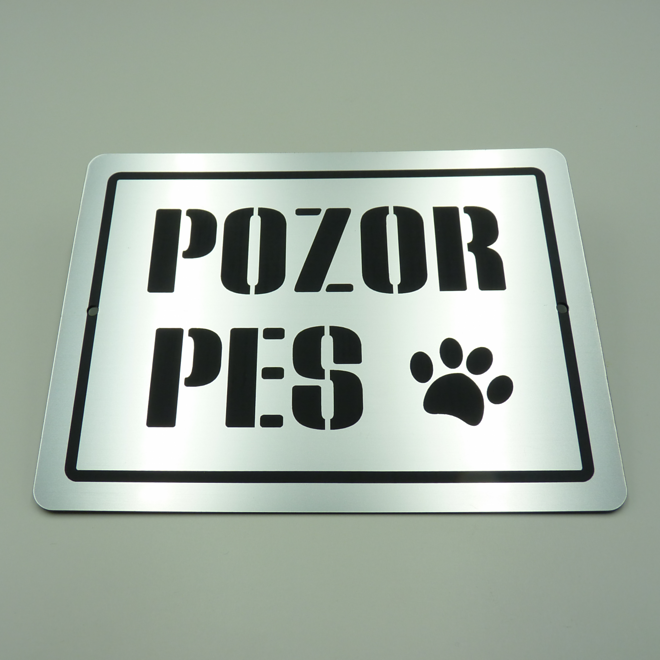 Stříbrná tabulka POZOR PES se šablonovým písmem a tlapkou