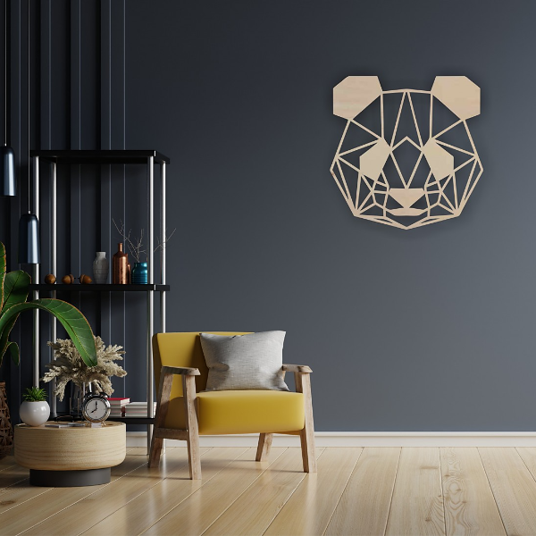Geometrická dřevěná panda na zdi v obýváku
