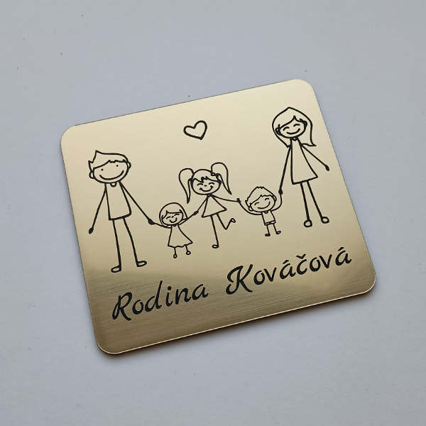 zlatá jmenovka na dveře rodina se třemi dětmi s psaným jménem