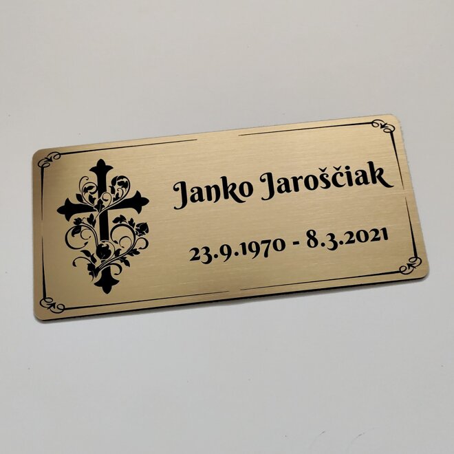 zlatá tabulka na hrob s ozdobným křížem a rámečkem