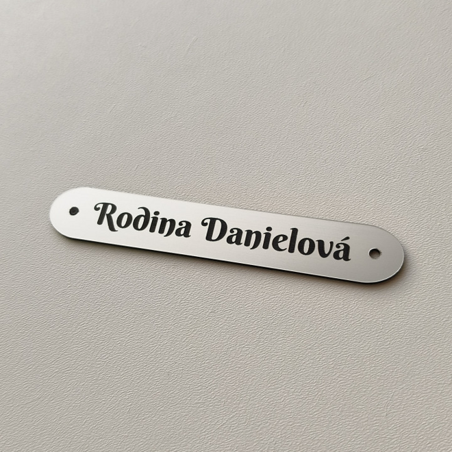 stříbrná úzká jmenovka s dírkami 12 × 2 cm se zaoblenými konci