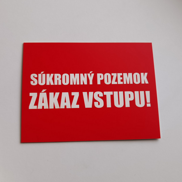 červená tabulka Soukromý pozemek – zákaz vstupu
