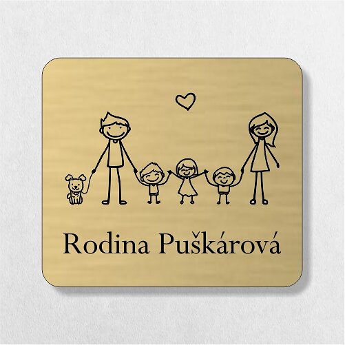 zlatá jmenovka na dveře rodiče, tři děti a pejsek