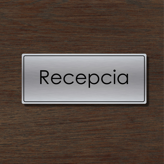 stříbrná tabulka Recepcia (recepce) na dřevěném pozadí