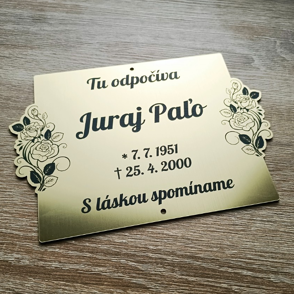zlatá tabulka na hrob s růžemi po stranách