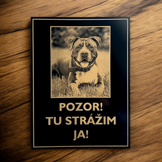 Černo-zlatá tabulka s gravírovanou fotografií psa a nápisem Pozor! Tady hlídám já