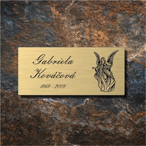 zlatá tabulka na hrob s andělem na kamenném pozadí
