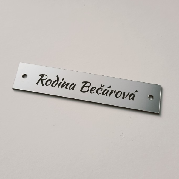 stříbrná úzká jmenovka s dírkami 10 × 2 cm
