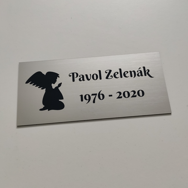 stříbrná tabulka na hrob s modlícím se andělem