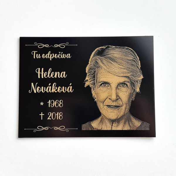 černá obdélníková tabulka na hrob s gravírovanou fotografií