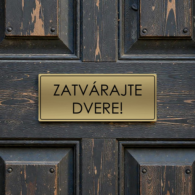 zlatá tabulka Zatvárajte dvere! (zavírejte dveře) na dřevěných dveřích