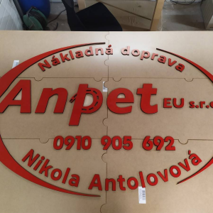 Vyřezávané logo v barvě