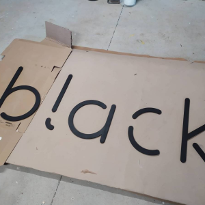 Vyřezávané logo v barvě