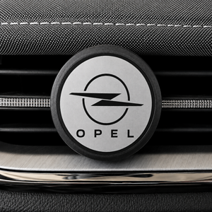černý osvěžovač vzduchu s logem Opel